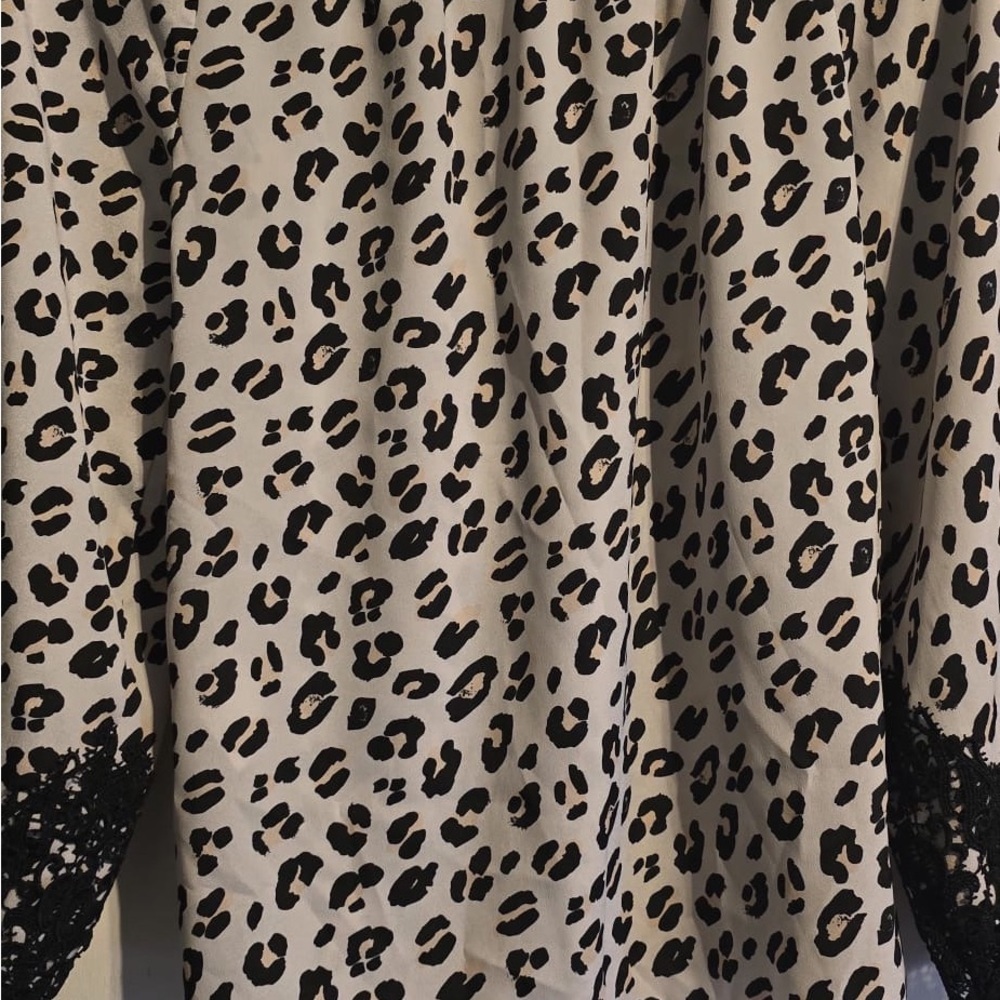 Elegant Black and White Leopard Blouse with Lace Trim - Picture 15 of 15